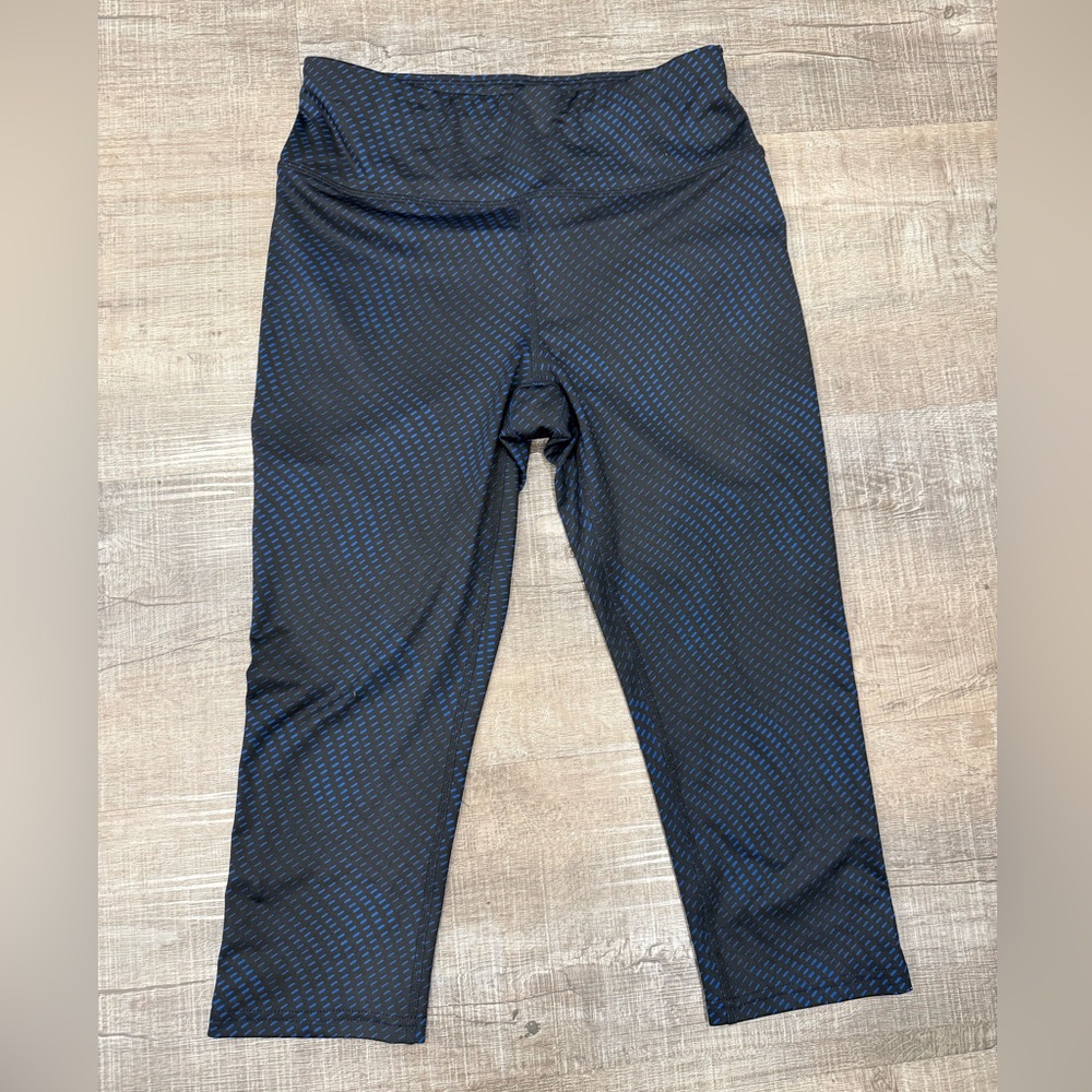 Athletic Works women’s capri Leggings with Black and Blue Design